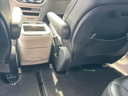 Used 2024 Chrysler Pacifica Touring-L FWD image 18
