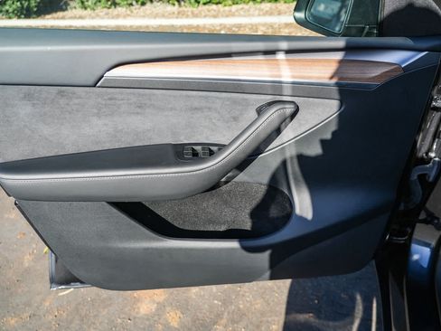 Used 2024 Tesla Model Y Long Range AWD/4WD image 19