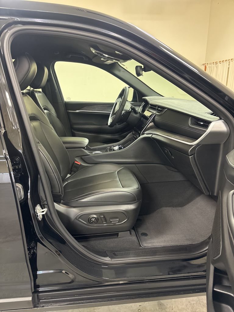Used 2024 Jeep Grand Cherokee Limited AWD/4WD image 23
