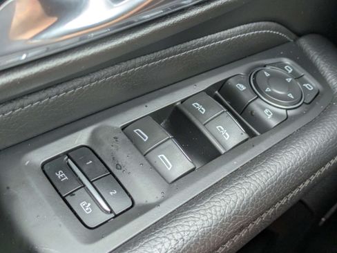 Used 2024 GMC Yukon Denali RWD image 26