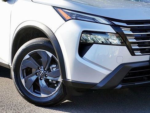 Used 2024 Nissan Rogue SV image 4