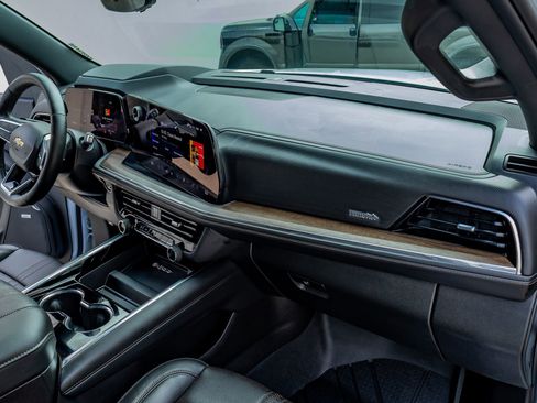 Used 2026 Chevrolet Suburban High Country AWD/4WD image 18