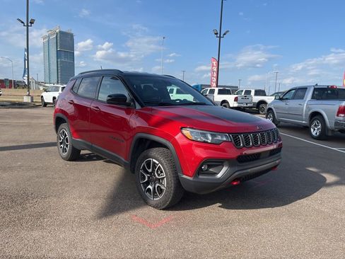 Used 2025 Jeep Compass Trailhawk AWD/4WD image 9