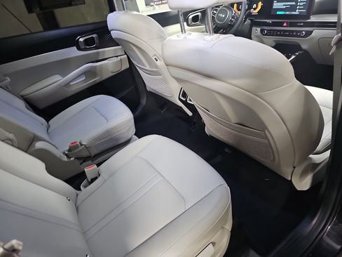 Used 2025 Kia Sorento EX w/ Panoramic Sunroof Package FWD image 11