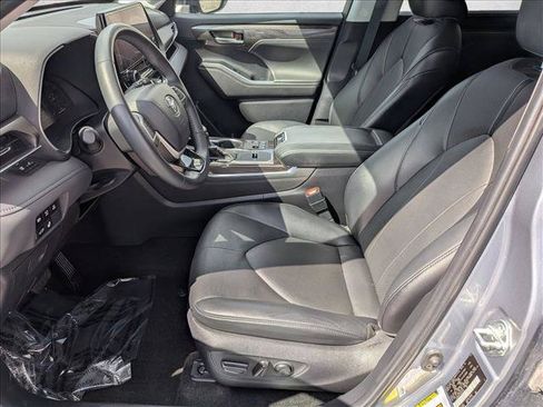 Certified 2024 Toyota Highlander Limited AWD/4WD image 15