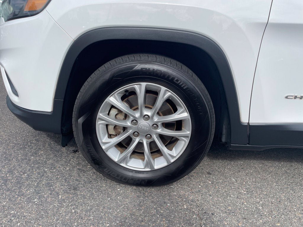 Used 2019 Jeep Cherokee Latitude w/ Cold Weather Group FWD image 11