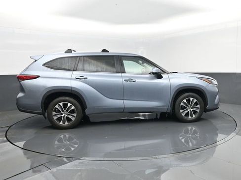 Used 2023 Toyota Highlander XLE AWD/4WD image 4