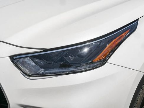 Used 2021 Toyota Highlander XLE AWD/4WD image 5