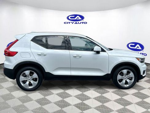 Used 2022 Volvo XC40 T5 Momentum AWD/4WD image 2