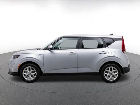 Used 2025 Kia Soul LX w/ LX Technology Package FWD image 4