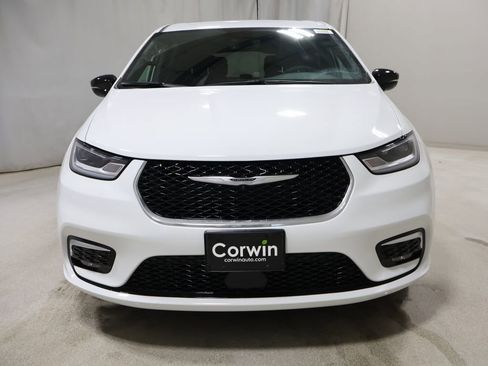 New 2026 Chrysler Pacifica Select image 2