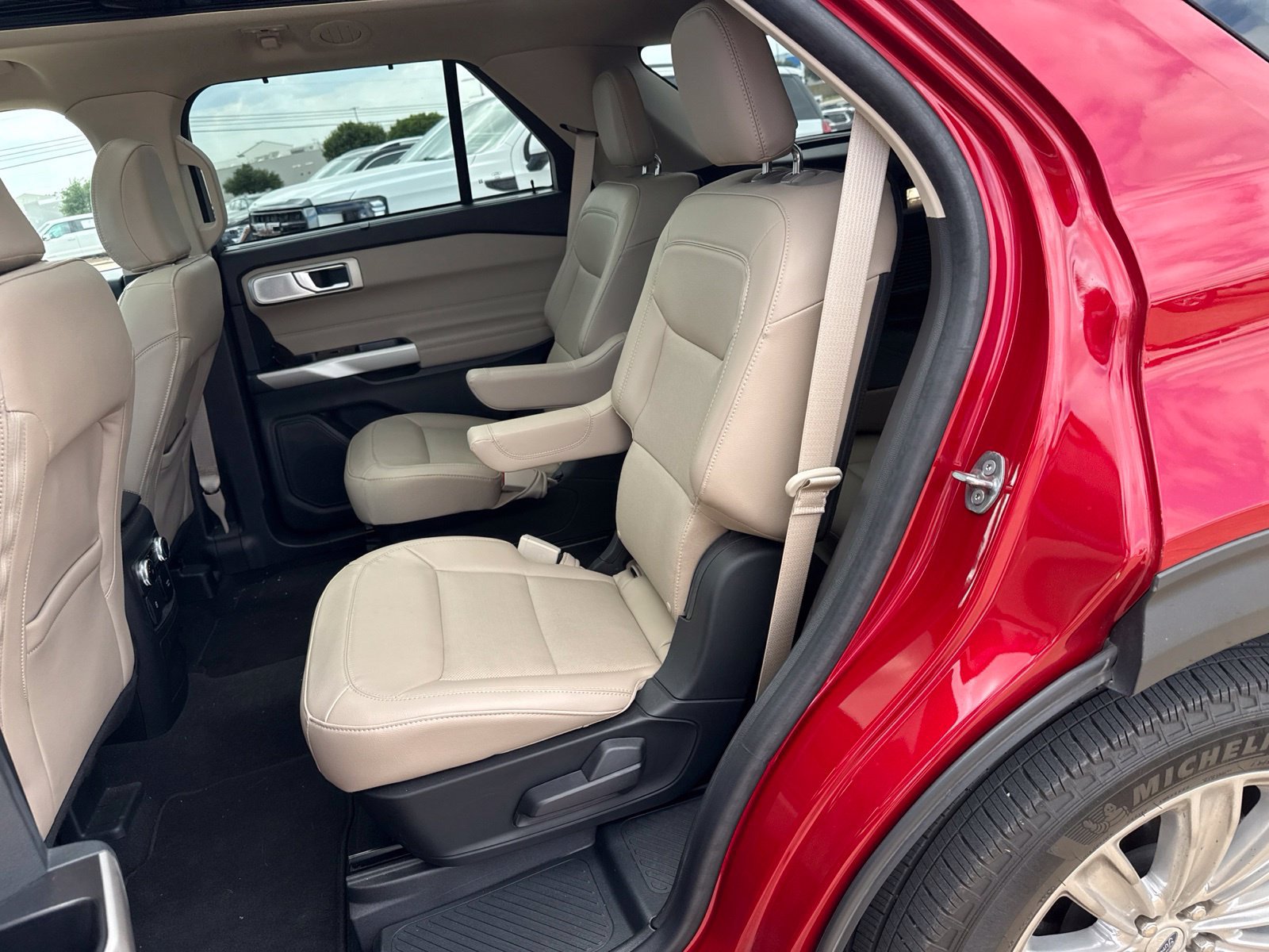 Used 2023 Ford Explorer Limited w/ Limited Technology Package RWD image 11