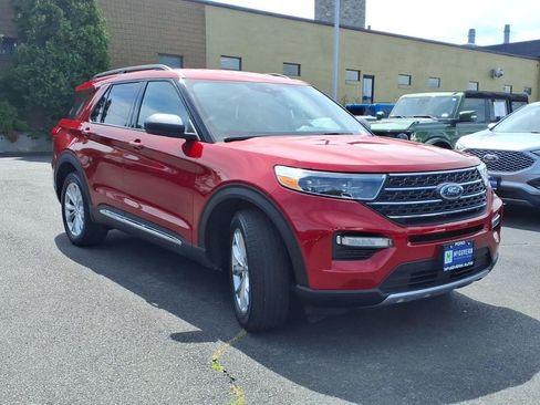Used 2023 Ford Explorer XLT w/ Equipment Group 202A AWD/4WD image 4