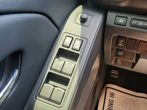 Used 2025 Nissan Frontier SV w/ SV Convenience Package RWD image 22