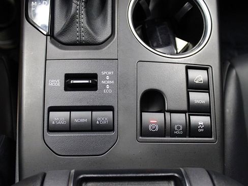Used 2024 Toyota Highlander XLE AWD/4WD image 24