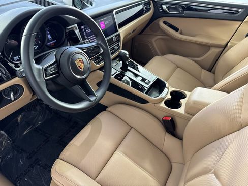 Certified 2025 Porsche Macan image 4