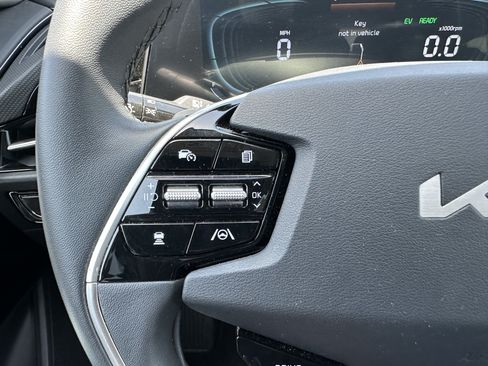Used 2024 Kia Niro EX FWD image 24