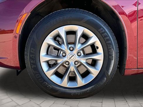 Used 2023 Chrysler Pacifica Touring-L AWD/4WD image 15