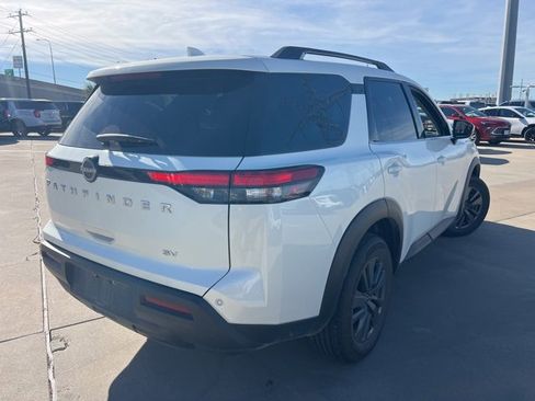 Used 2024 Nissan Pathfinder SV image 4