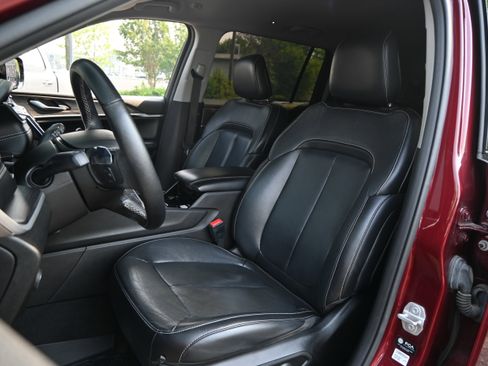 Used 2022 Jeep Grand Cherokee L Limited AWD/4WD image 16