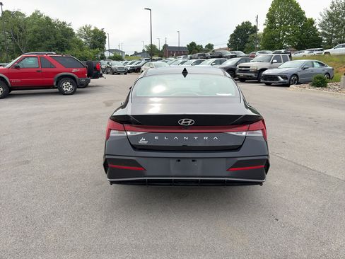 Used 2024 Hyundai Elantra SEL w/ Convenience Package FWD image 4
