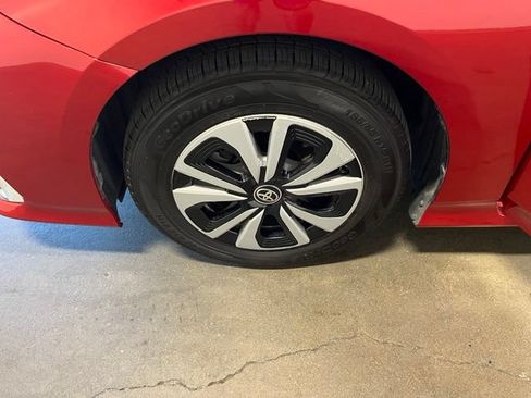 Used 2018 Toyota Prius Prime Premium w/ Carpet Mat Package FWD image 29