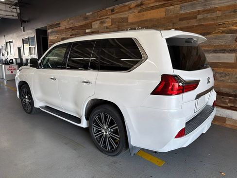 Used 2019 Lexus LX 570 4WD w/ Luxury Package image 7