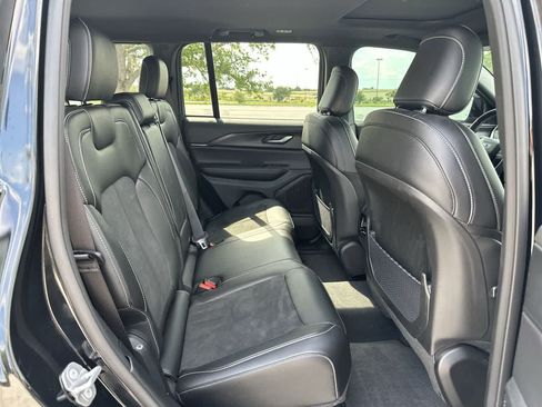 Certified 2025 Jeep Grand Cherokee Altitude AWD/4WD image 15