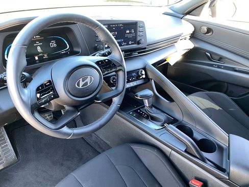 Certified 2025 Hyundai Elantra Sport image 17