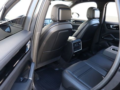 Used 2019 Porsche Cayenne S image 19