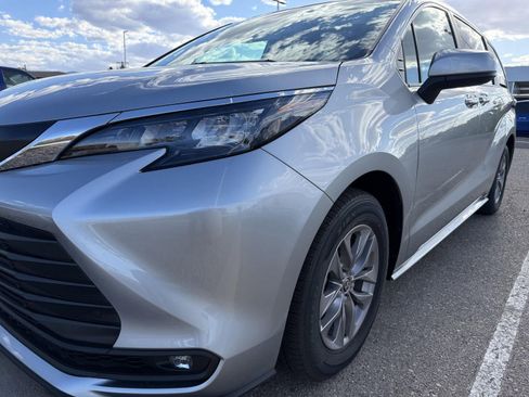 Used 2025 Toyota Sienna XLE w/ XLE Plus Package image 11