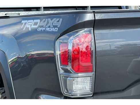 Used 2020 Toyota Tacoma TRD Off-Road w/ TRD Premium Off Road Package AWD/4WD image 32