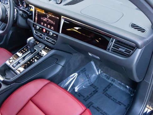 Certified 2025 Porsche Macan AWD/4WD image 59