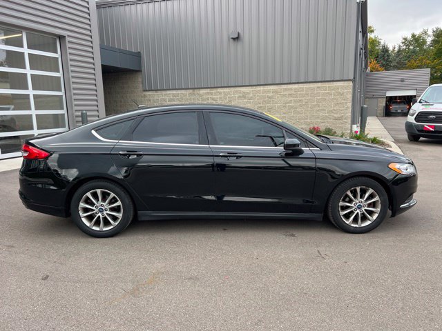 Used 2017 Ford Fusion SE FWD image 4