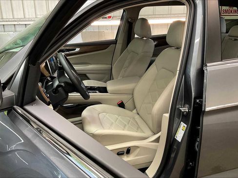 New 2025 Volkswagen Atlas SE image 11