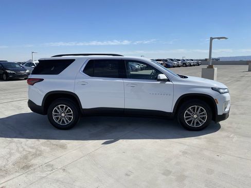 Used 2023 Chevrolet Traverse LT image 3