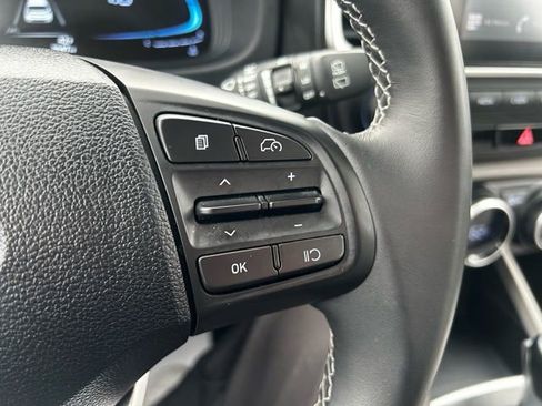 Certified 2025 Hyundai Venue SEL image 17