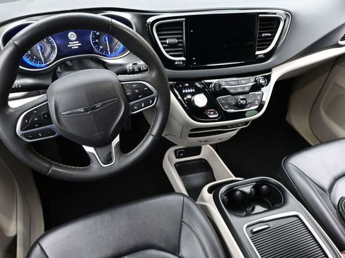 Used 2024 Chrysler Pacifica Touring-L image 17