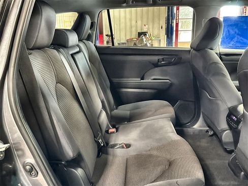 Used 2024 Toyota Highlander LE image 30