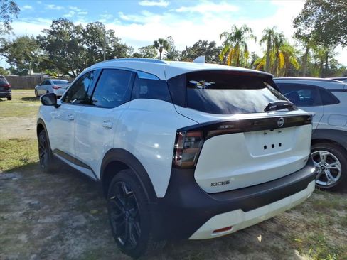 Used 2025 Nissan Kicks SR image 4