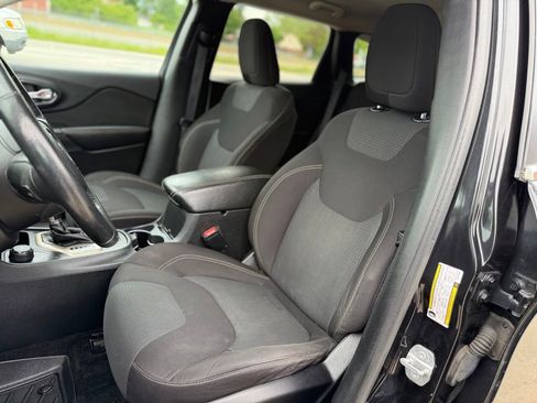 Used 2016 Jeep Cherokee Latitude w/ Cold Weather Group AWD/4WD image 22