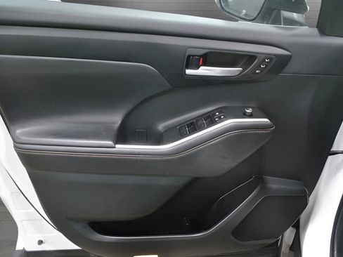 Used 2023 Toyota Highlander Bronze Edition image 17