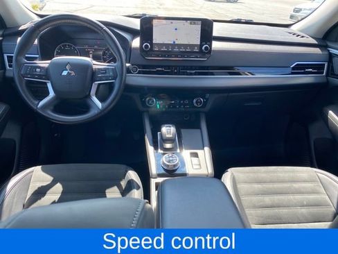 Used 2024 Mitsubishi Outlander SE Black Edition image 5