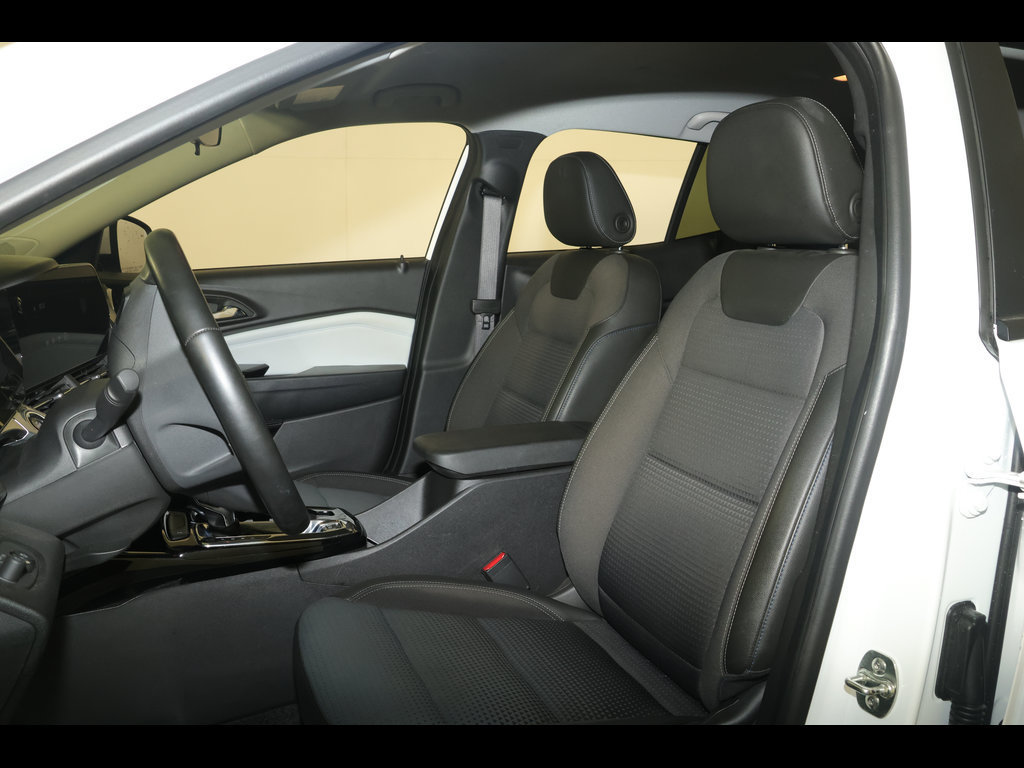 Certified 2025 Chevrolet Trax LT w/ Driver Confidence Package FWD image 22