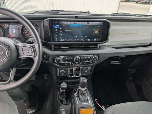 Used 2024 Jeep Gladiator Sport AWD/4WD image 5