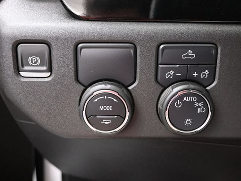 Used 2025 Chevrolet Silverado 1500 LT RWD image 16