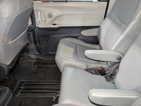 Used 2021 Toyota Sienna XLE w/ XLE Plus Package image 21