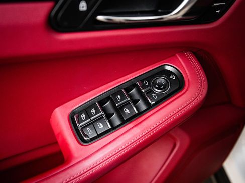 Certified 2023 Porsche Macan AWD/4WD image 22