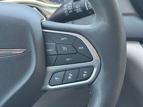 Used 2023 Chrysler Pacifica Touring-L FWD image 14