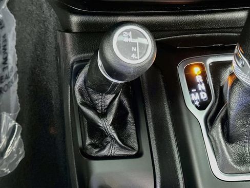 Used 2022 Jeep Wrangler Sport AWD/4WD image 18
